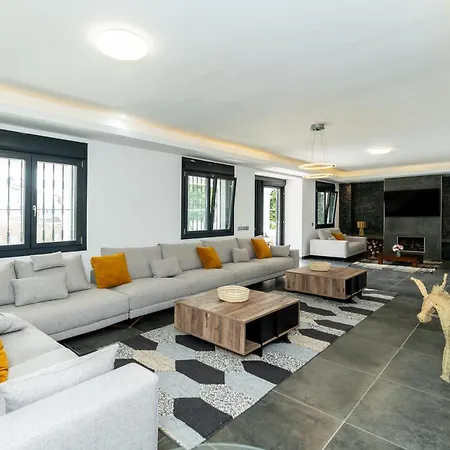 Newly Renovated 6 Bdrm Grand W Pool And Views Apartment *
