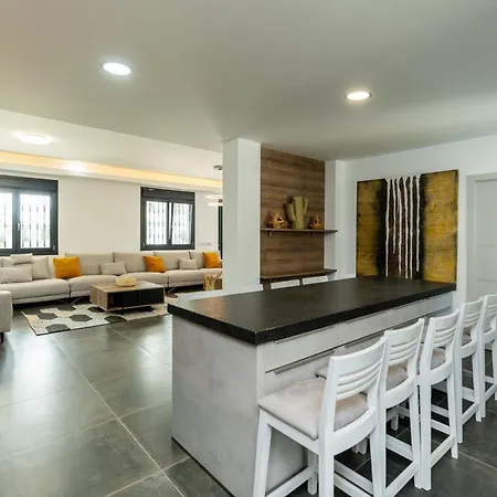 Newly Renovated 6 Bdrm Grand W Pool And Views Apartment *